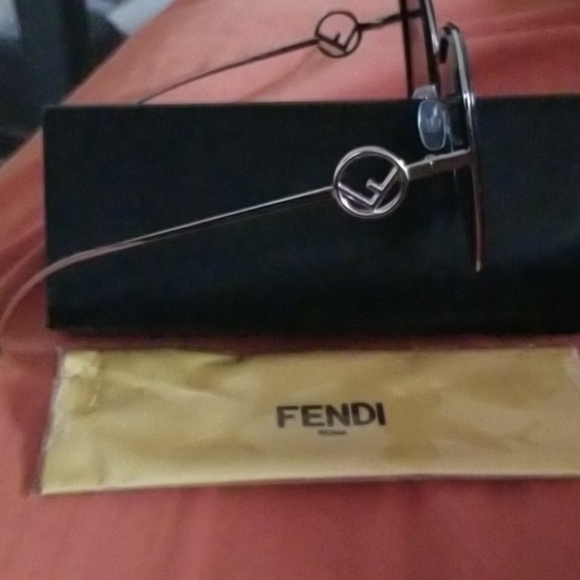 FENDI  SHADES - Picture 3 of 4